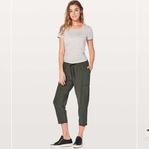 lululemon lightweight final play crop 23” (sz 6)